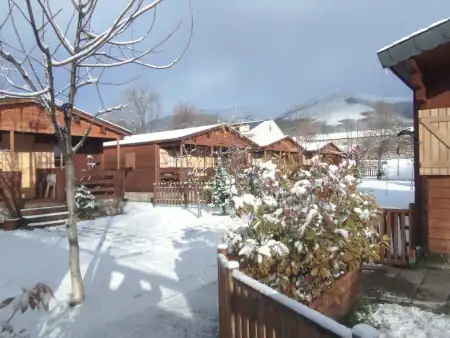 La nieve cubre las cabañas Madarsu