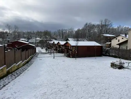 La nieve cubre las cabañas Madarsu