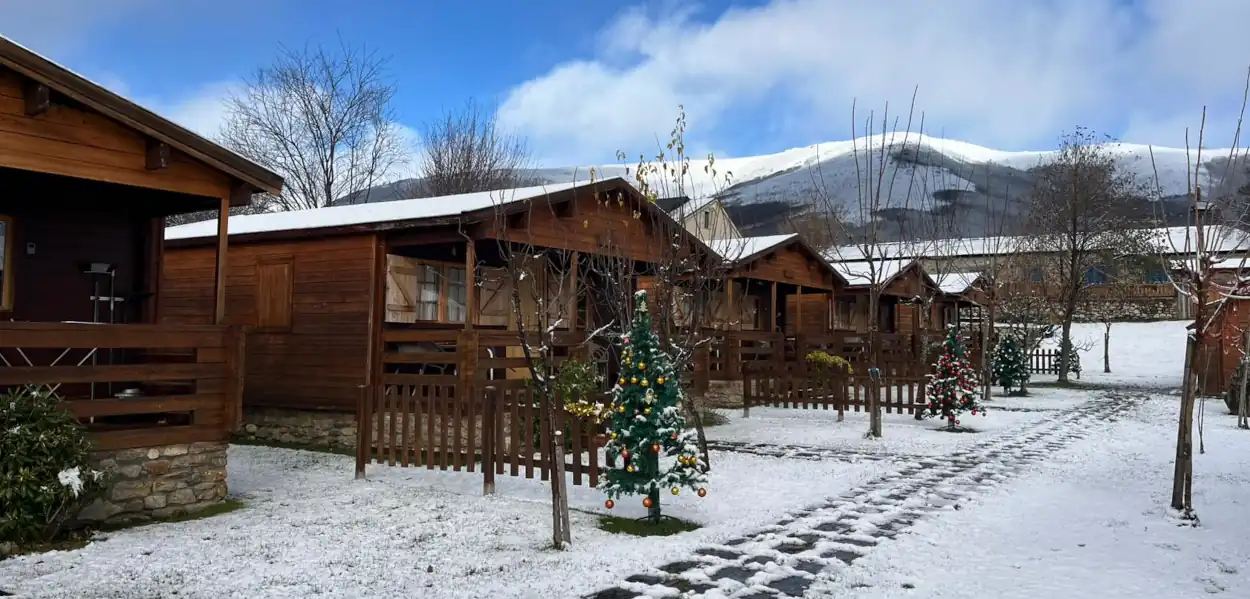 La nieve cubre las cabañas Madarsu