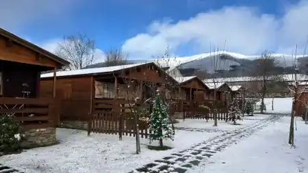 La nieve cubre las cabañas Madarsu