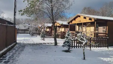 La nieve cubre las cabañas Madarsu