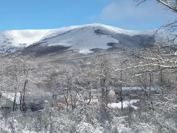La nieve cubre las cumbres de la Sierra 